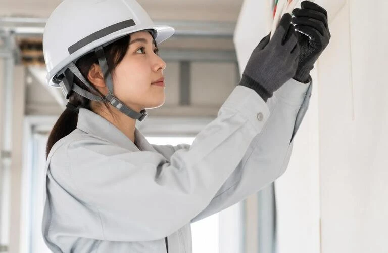 未経験から安心！女性が活躍する電気工事の世界
